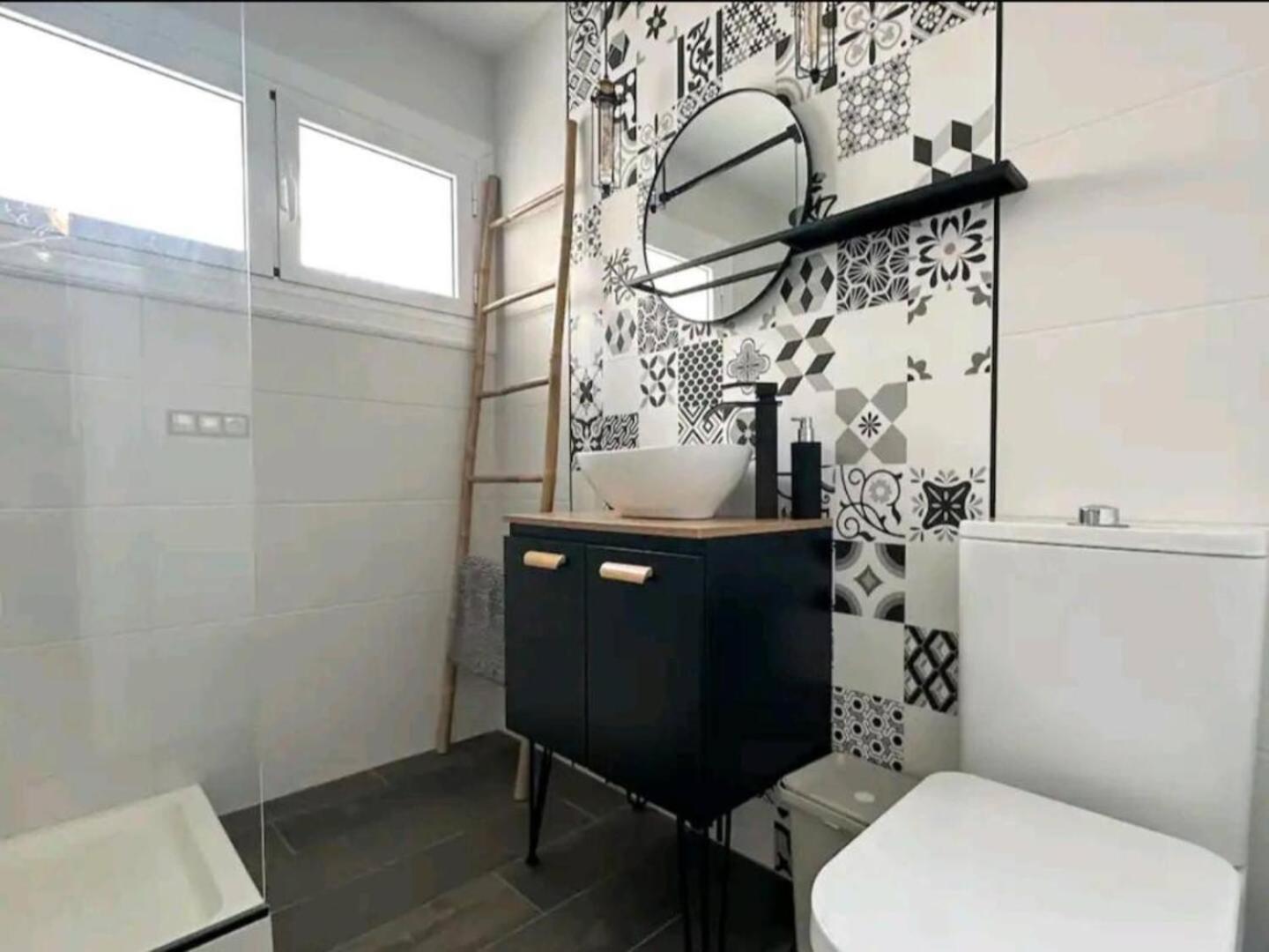 Stylish & Fully Furnished 3 Bedrooms Flat -4 Min Walk To Beautiful Beach لقنت المظهر الخارجي الصورة
