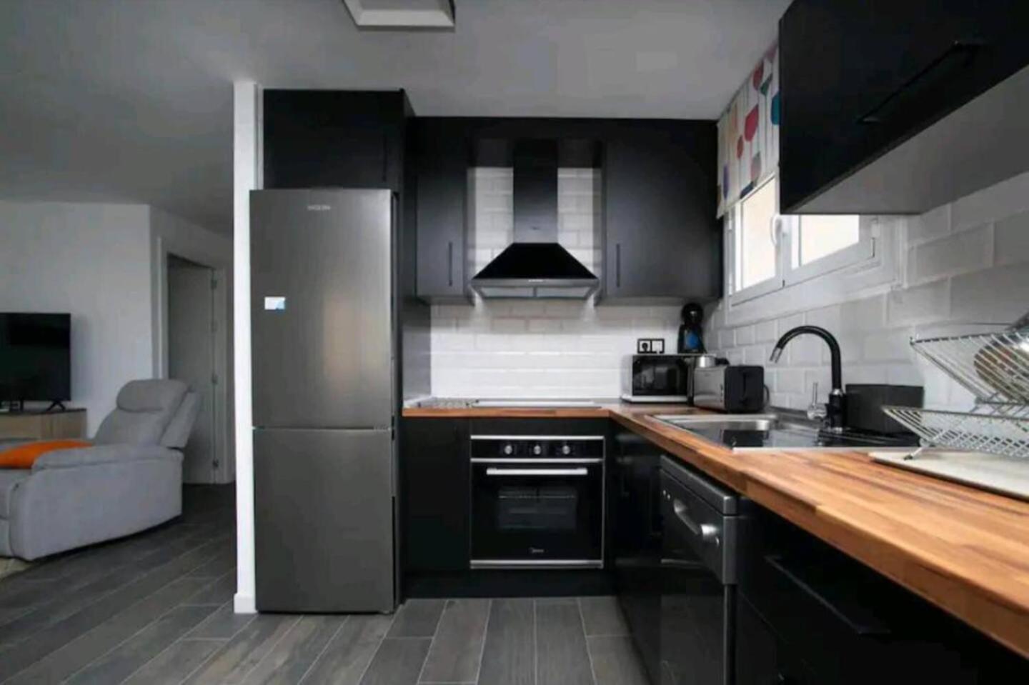 Stylish & Fully Furnished 3 Bedrooms Flat -4 Min Walk To Beautiful Beach لقنت المظهر الخارجي الصورة